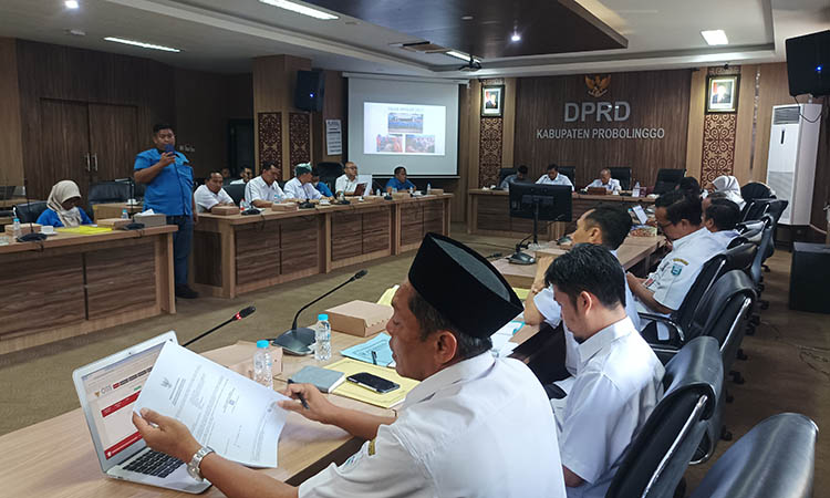 HEARING: Sejumlah pihak saat melakukan rapat bersama Komisi 2 di Ruang Banggar DPRD Kabupaten Probolinggo.