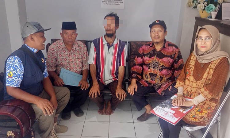 SEBELUM EVAKUASI: Petugas Dinas Sosial Kabupaten Probolinggo memulangkan ODGJ ke tempat tinggalnya di Malang.