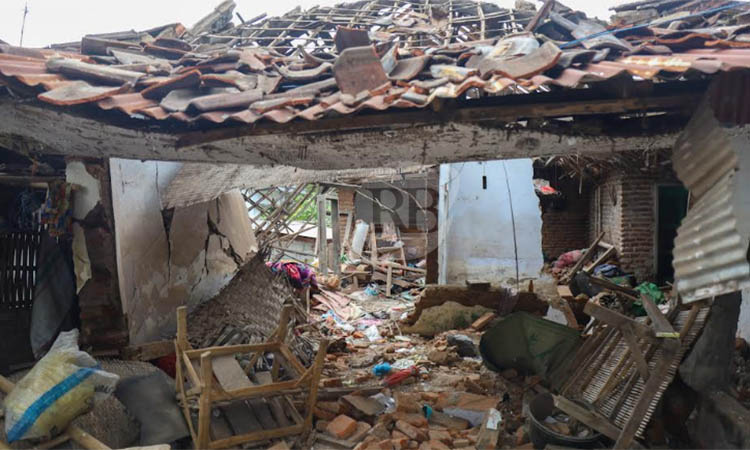 RUSAK BERAT: Rumah yang hancur di Desa/Kecamatan Pasrepan usai terkena ledakan bondet.