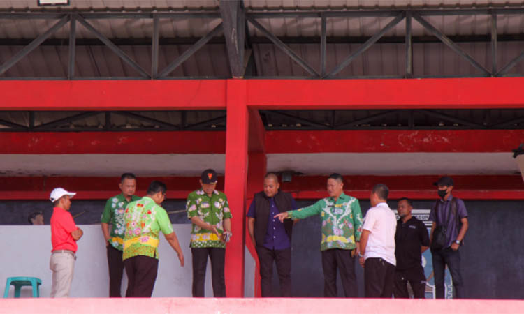 CEK LOKASI: Panitia dan sejumlah pejabat dari Pemkab Pasuruan kemarin (21/8) menyurvei Stadion R Soedrasono yang akan menjadi venue.