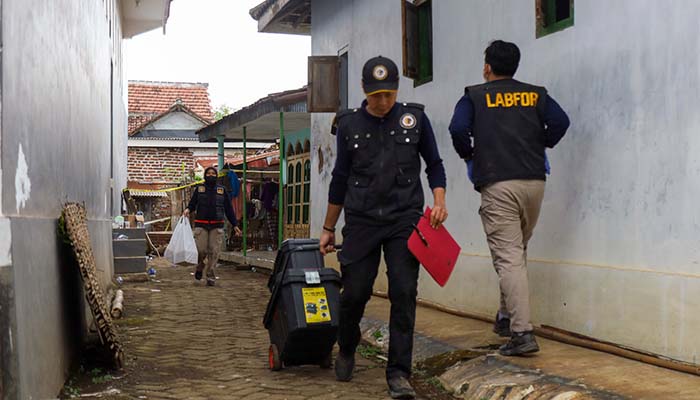 CARI BUKTI: Personel kepolisian mengambil sisa ledakan di rumah Mustofa (Inset) di Dusun Ngepoh, Desa.Keamatan Pasrepan.