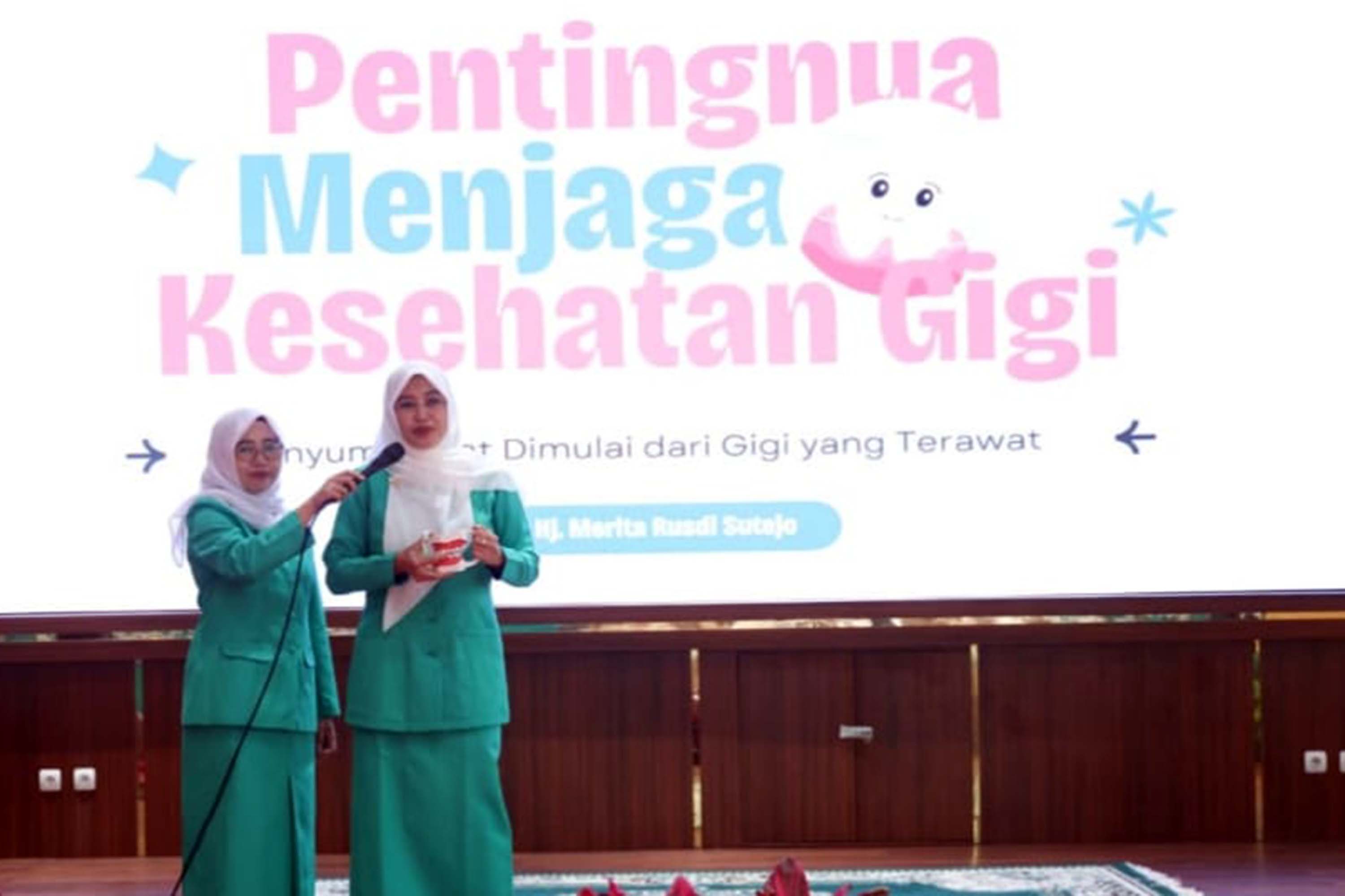 BERBAGI TIPS: Ketua Tim Penggerak PKK Kabupaten Pasuruan yang juga istri Bupati Pasuruan, Mela Rusdi saat memberikan tips menjaga kesehatan mulut dan gigi.