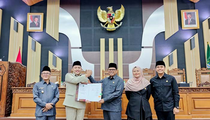 SEPAKAT: Bupati Pasuruan HM Rusdi Sutejo didampingi Wakil Bupati Pasuruan HM Shobih Asrori dalam paripurna kesepakatan KUA PPAS 2026 bersama jajaran legislatif.