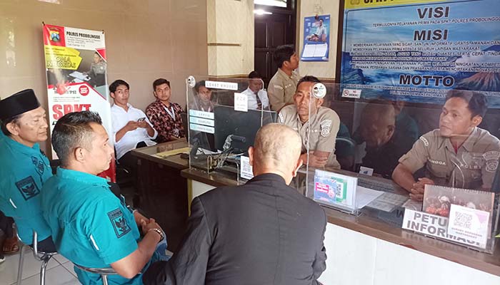 LAPOR POLISI: Kades Kalidandan didampingi sejumlah kades lainnya saat lapor polisi.