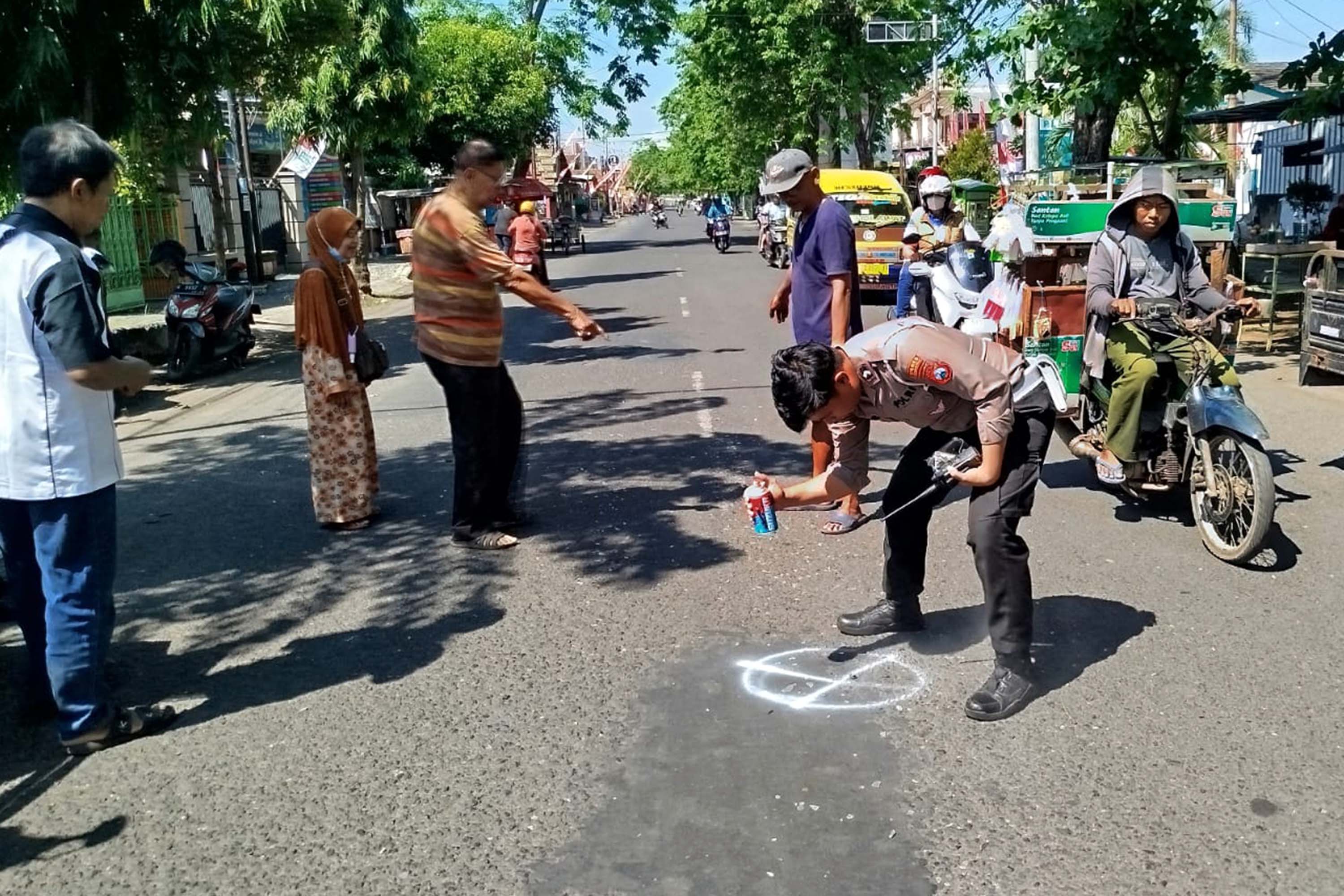OLAH TKP: Petugas Satlantas Polres Probolinggo Kota melakukan olah TKP di lokasi kejadian laka di Jalan HOS Cokroaminoto, Kecamatan Kanigaran, Kota Probolinggo, (21/8).