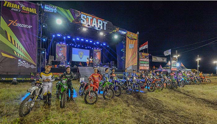 Jajaran rider berpose di putaran kedua lalu. Mereka siap meramaikan putaran ketiga Trial Dirt 2025 di Kota Probolinggo.