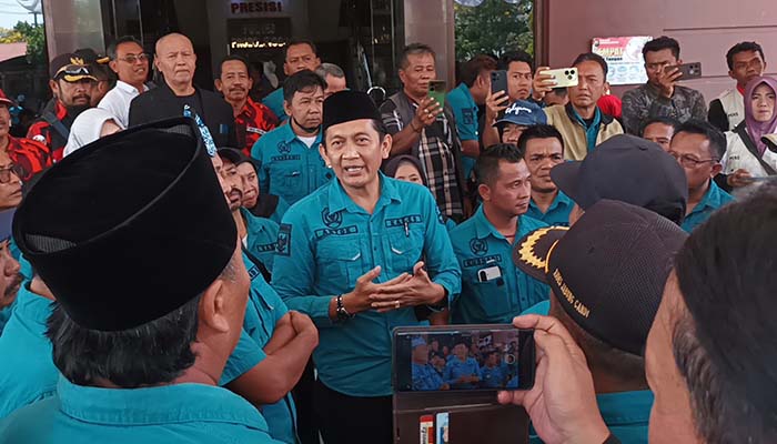 BERI DUKUNGAN: Ketua PAPDESI Kabupaten Probolinggo Supriyanto (tengah) dikelilingi anggotanya saat berada di Polres Probolinggo, Kamis (21/8).