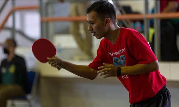 MELANGKAH INTERNASIONAL: Yudhistira Fahmi Hidayat saat berlatih tenis meja di Jakarta untuk persiapan Sea Deaf Games