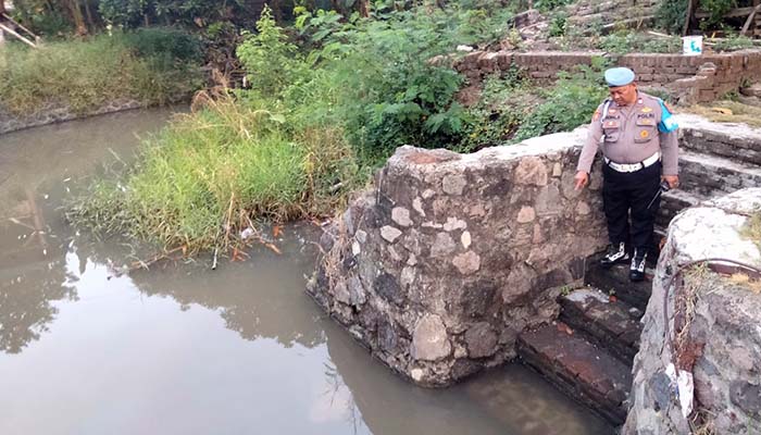 Petugas menunjukkan lokasi bocah 7 tahun ditemukan meninggal mengambang di sungai Rembang, Kabupaten Pasuruan.
