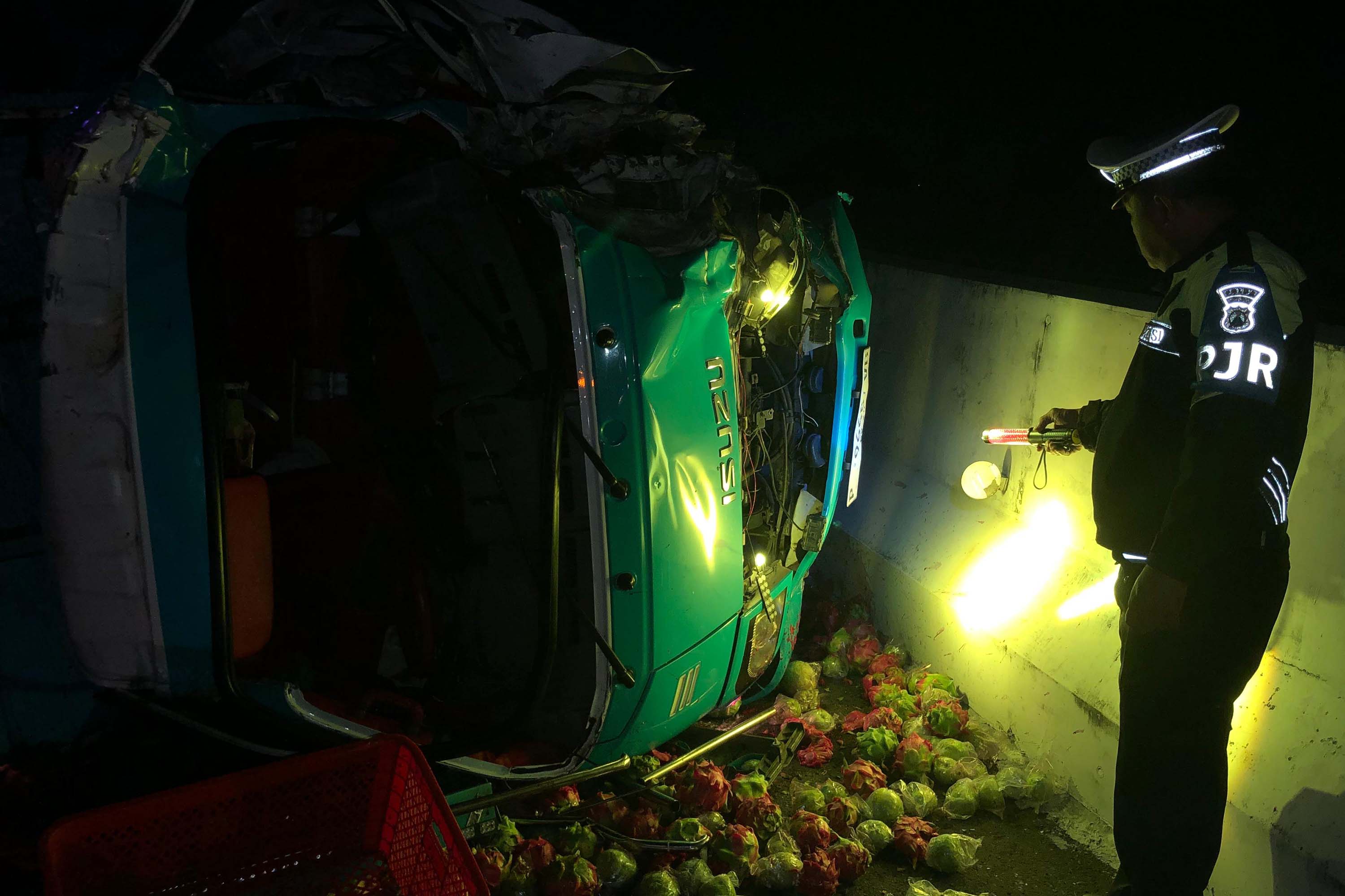 Isuzu Pikap Nopol P 9448 VB bermuatan buah naga dan jambu, terguling di Jalan Tol Paspro KM 812B Desa Sumberdawesari, Grati, Kabupaten Pasuruan, Sabtu (23/8) dini hari .