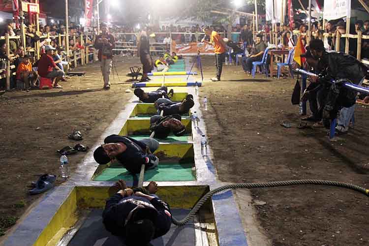 TARIK: Dua tim tarik tambang bertanding dalam Joboan Cup, Kota Probolinggo, Jumat (22/8) malam.