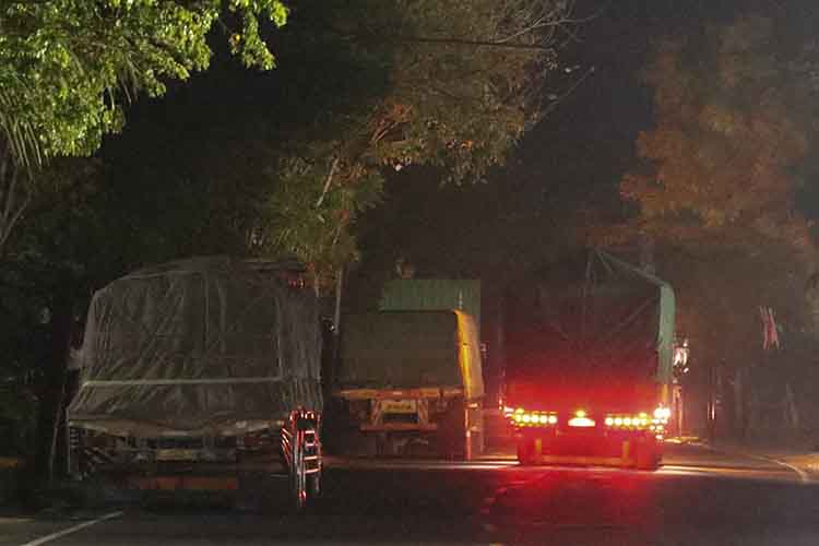 GELAP: Sejumlah kendaraan melintas di Jalan Anggrek JLU, Kota Probolinggo.
