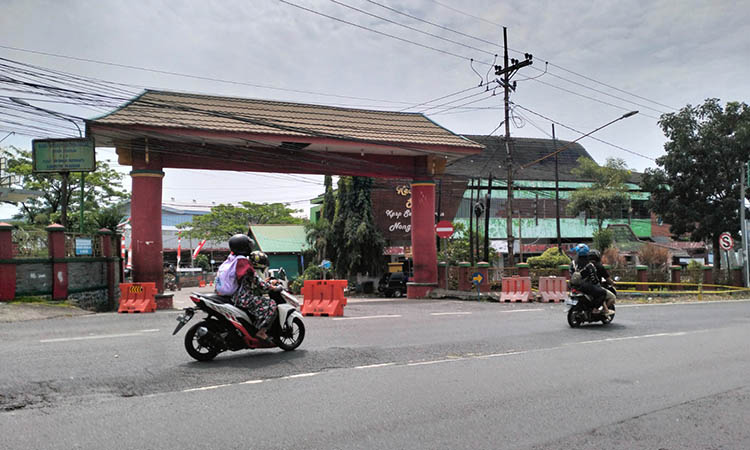 MEMPRIHATINKAN: Gapura Pasar Wisata Cheng Hoo Pandaan yang tampak memprihatinkan. Meski atapnya rusak, pembenahan tak bisa direalisasikan dalam waktu dekat.