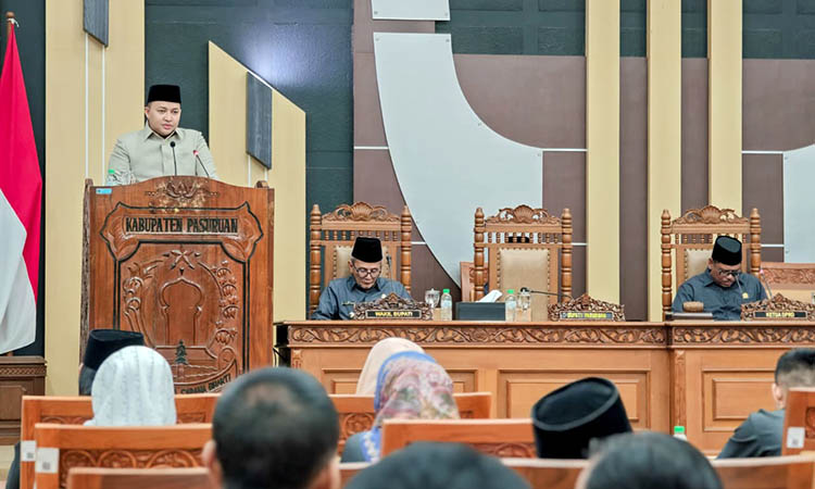 PAPARAN: Bupati Pasuruan HM Rusdi Sutejo saat paparan KUA PPAS di hadapan legislatif. Dalam paparan tersebut, diproyeksikan pendapatan daerah mengalami penurunan.
