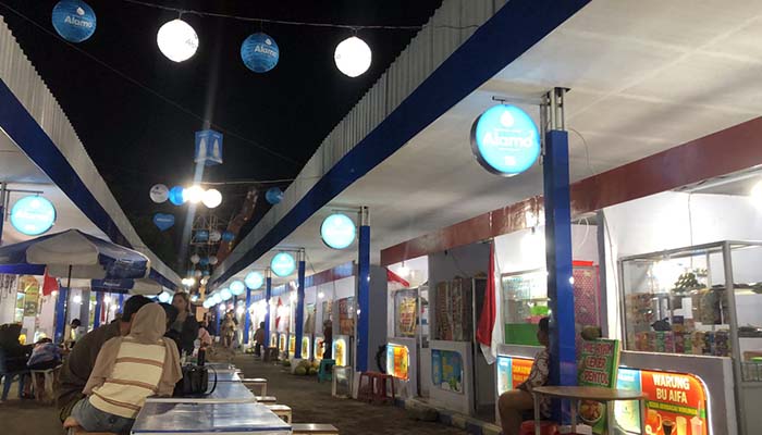 BAKAL NAIK: Suasana Sentra Kuliner GOR A. Yani Kota Probolinggo di Jalan dr Soetomo saat malam hari. Retribusi usaha untuk PKL di tempat ini akan naik mulai Oktober.