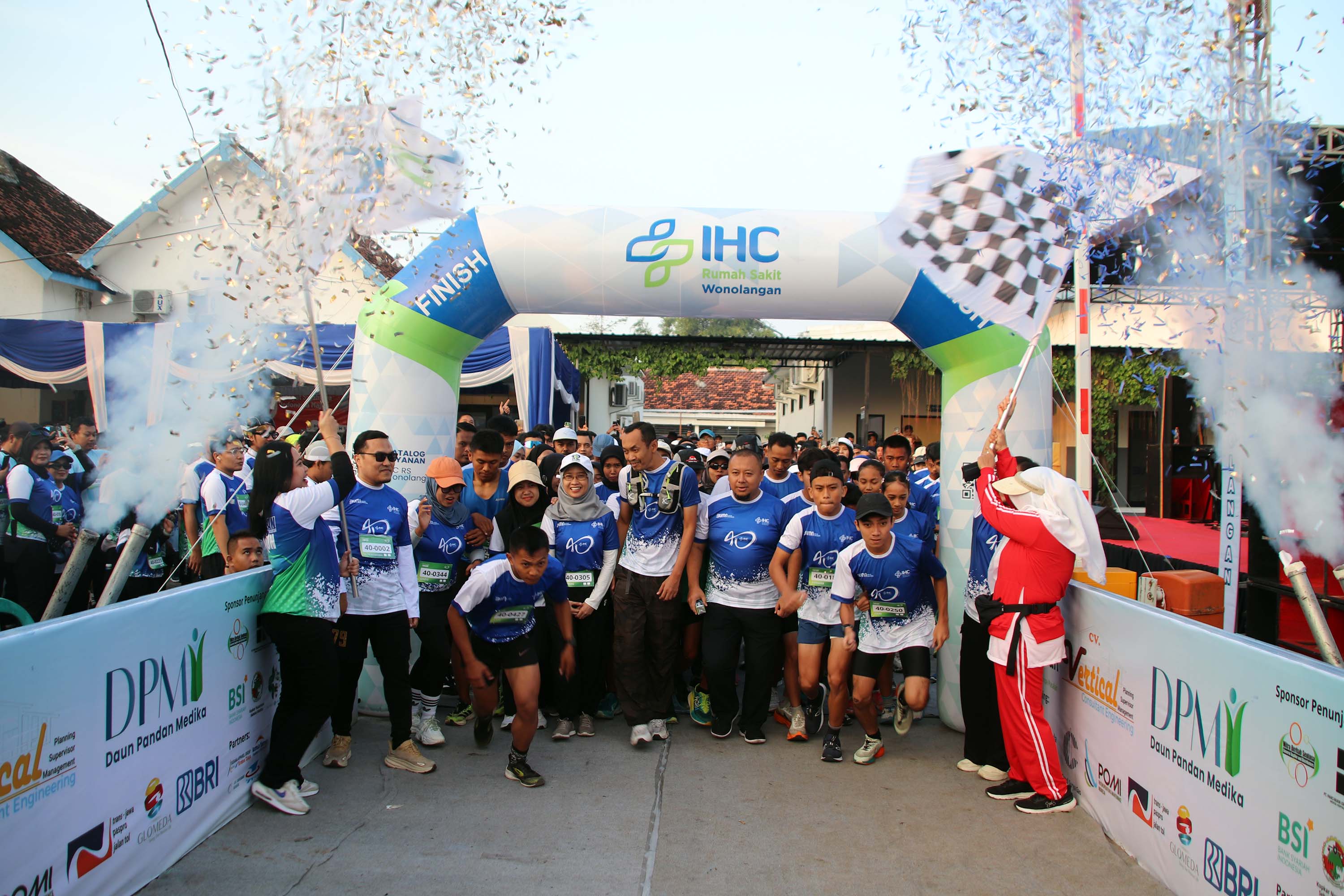 LEPAS: Direktur IHC RS Wonolangan drg. Roosnindya melepas ratusan runners bersamaan dengan letusan convety dalam &ldquo;Wonolangan Hospital Funrun 2025-Spirit 40ur Healthy.&rdquo;