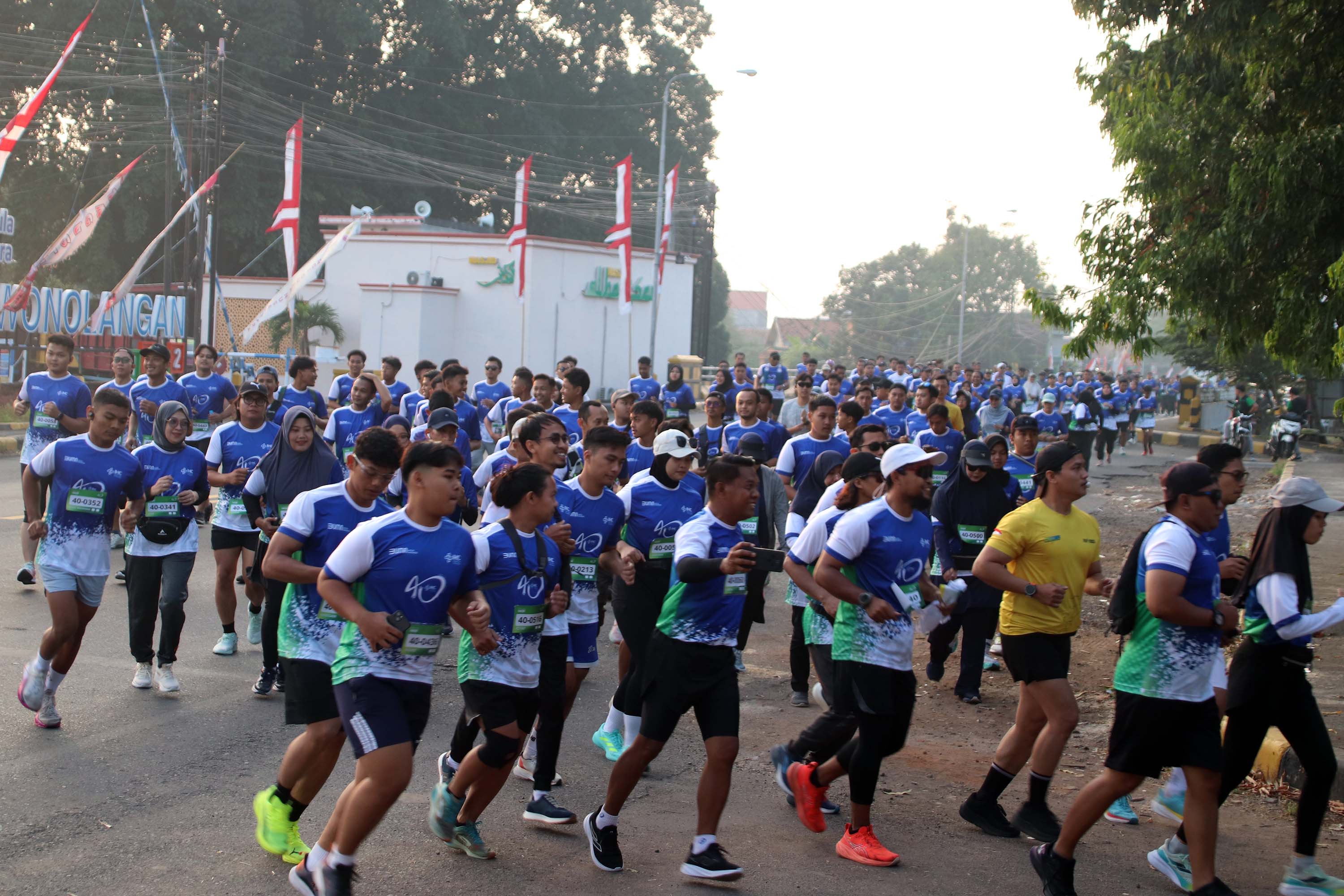 RATUSAN: Ratusan runner &ldquo;Wonolangan Hospital Funrun 2025 - Spirit 40ur Healthy,&rdquo; melintasi Jalan Raya Dringu, Minggu (24/8).