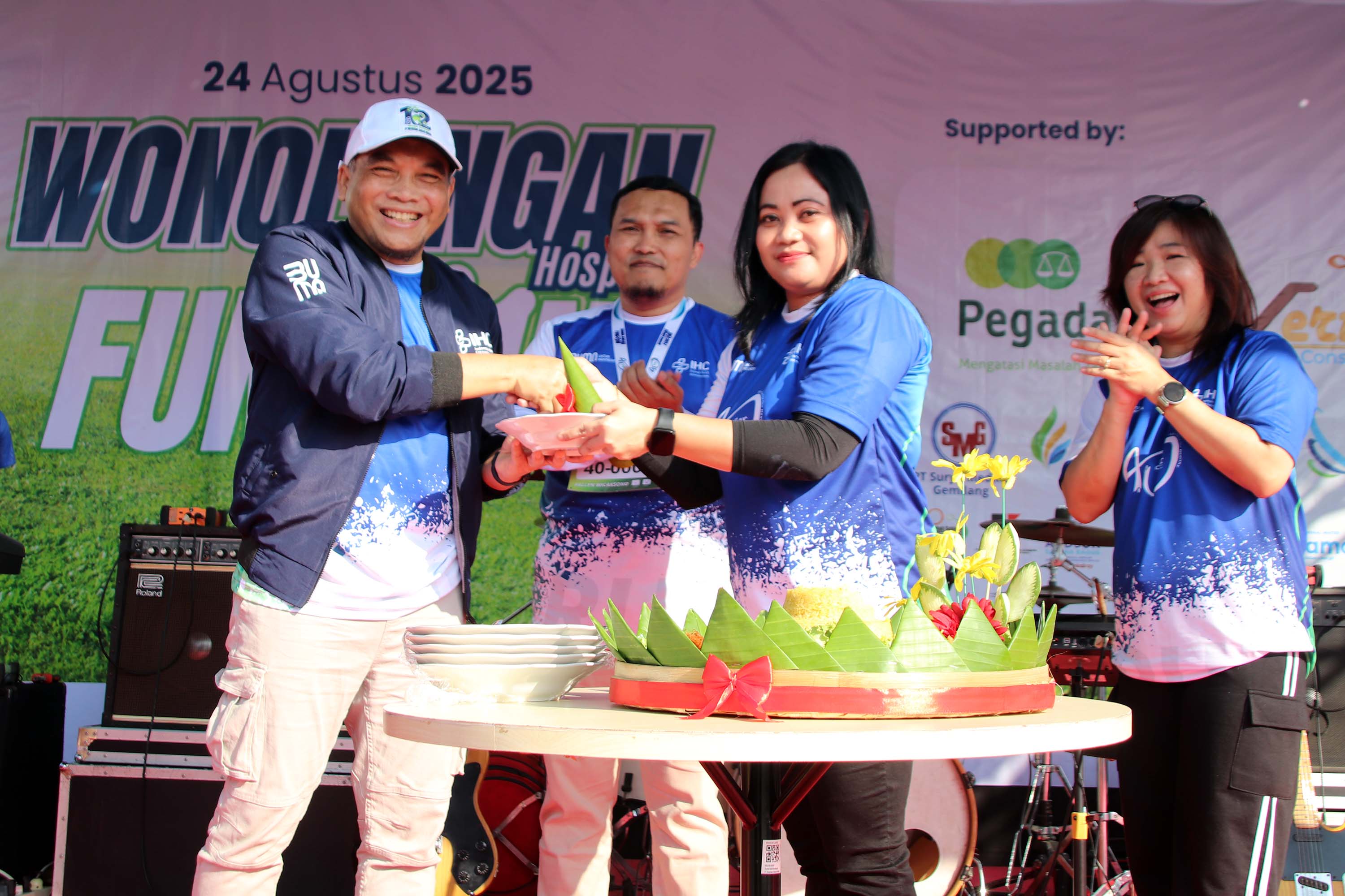 TUMPENG: Direktur IHC RS Wonolangan drg. Roosnindya memberikan potongan tumpeng pertama kepada Direktur PT. NSM dr. Sunardjo.