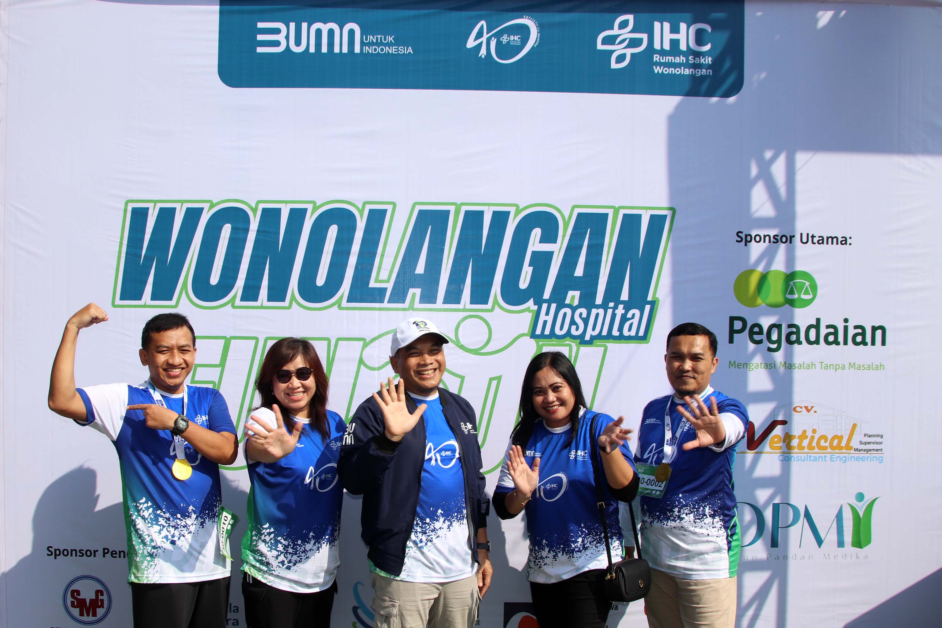 KOMPAK: Direktur PT NSM dr. Sunardjo didampingi Direktur IHC RS Wonolangan drg. Roosnindya menyempatkan diri berfoto bersama di depan photobooth.
