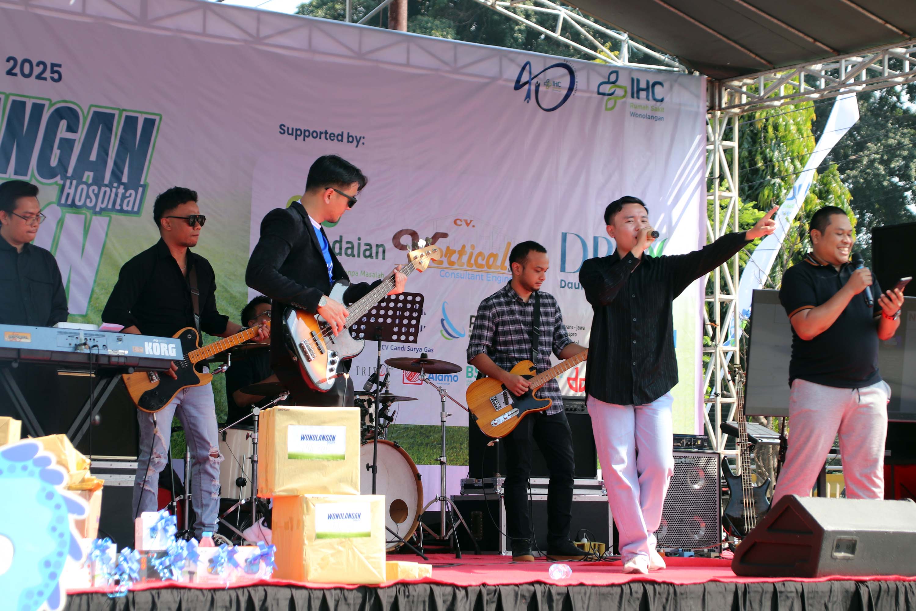 Hiburan musik tampil memukau.