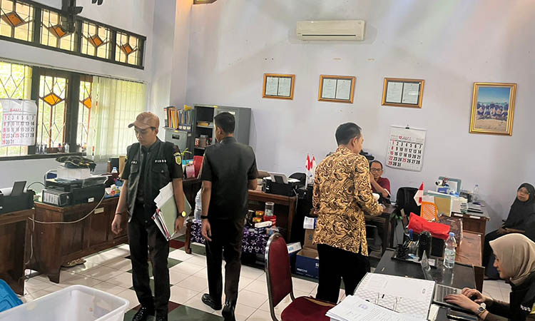 TAHUN LALU: Penyidik Kejari Kabupaten Probolinggo melakukan penggeledahan di kantor Dinas Pertanian atas dugaan Korupsi Vaksinasi PMK akhir tahun lalu.