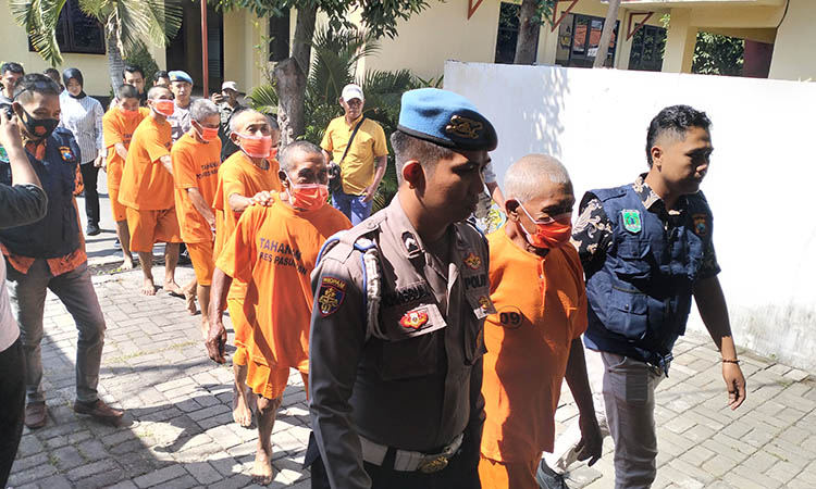 DIPROSES HUKUM: Tujuh orang yang mencabuli Melati, saat dirilis Polres Pasuruan. Dua diantaranya dikenai wajib lapor karena kondisinya sakit.