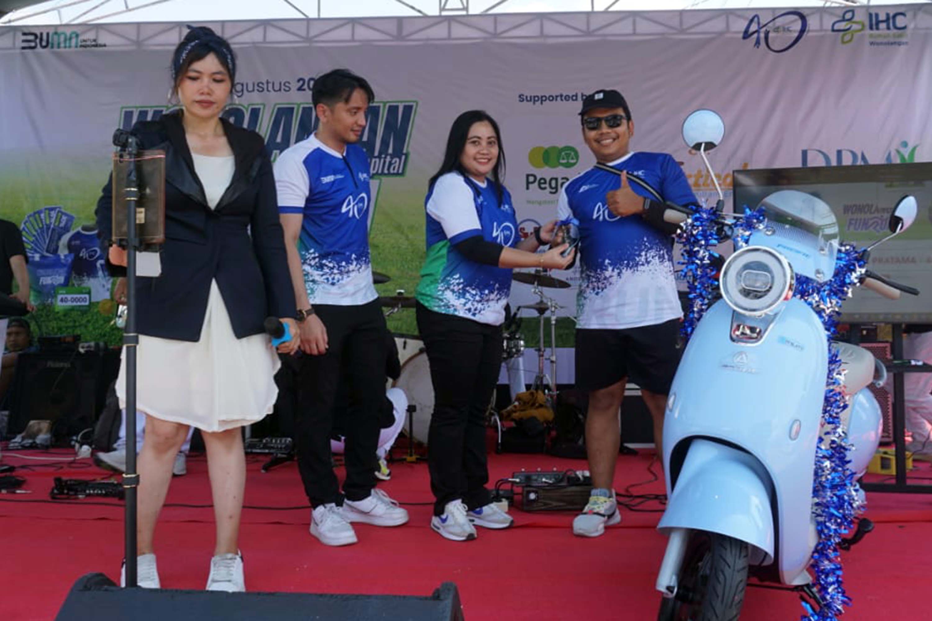 DOOR PRIZE: Salah satu runners paling beruntung mendaptkan door prize utama berupa sartu unit motor listrik.