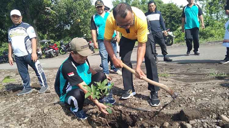 PENGHIJAUAN: Kepala Desa Patemon Baginda Purnomo menanam pohon sebagai program ketahanan pangan desa.