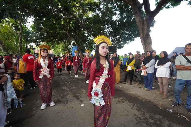 MERDEKA: Sejumlah warga Desa Patemon, Kecamatan Krejengan, mengikuti karnaval dalam rangka HUT ke-80 RI.