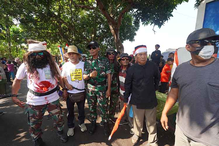 BUKA KARNAVAL: Kepala Desa Patemon Baginda Purnomo (dua dari kiri) usai membuka gelaran karnaval dalam rangka HUT ke-80 RI.