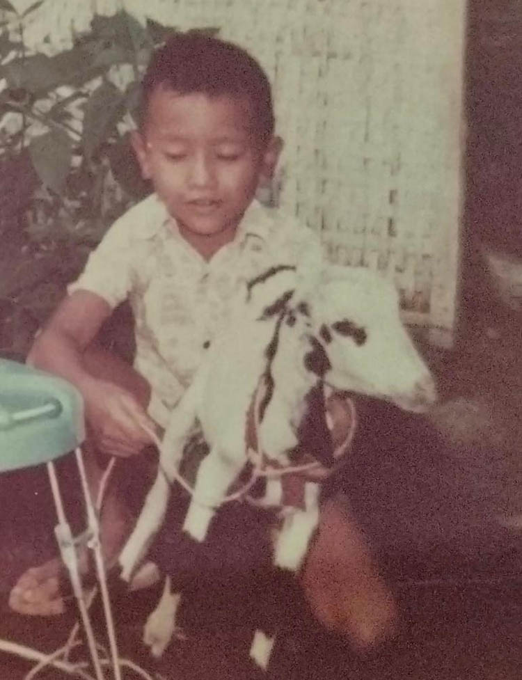 HOBI LAMA: Gus Irsyad kecil dan kambingnya. Sejak kecil, ia memang sudah belajar merawat kambing.