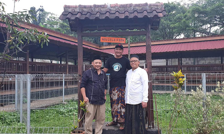 TEKUNI USAHA: Irsyad Yusuf dan kolega di Naviella Farm. Saat ini, mantan Bupati Pasuruan tersebut fokus untuk menekuni usahanya di sektor peternakan kambing dan perkebunan kopi.