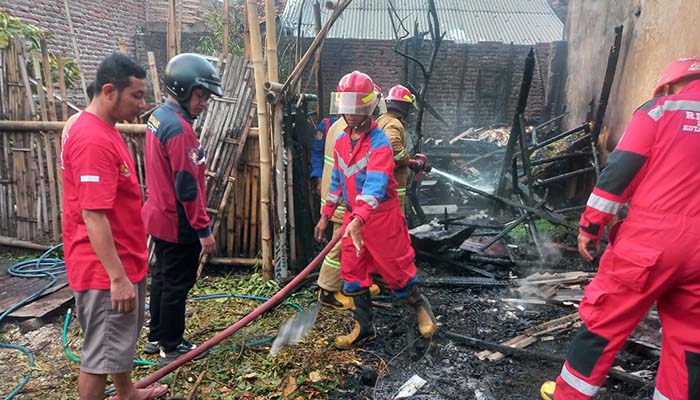 Tim Damkar saat memadamkan si jago merah yang mengamuk di kandang kambing dan ayam rumah warga Pilang.