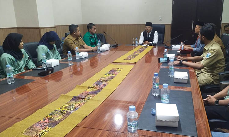 SUDAH PAMIT: Dua atlet kurash asal Kabupaten Probolinggo bertemu Bupati Probolinggo Mohammad Haris, sebelum berangkat ke NTB.