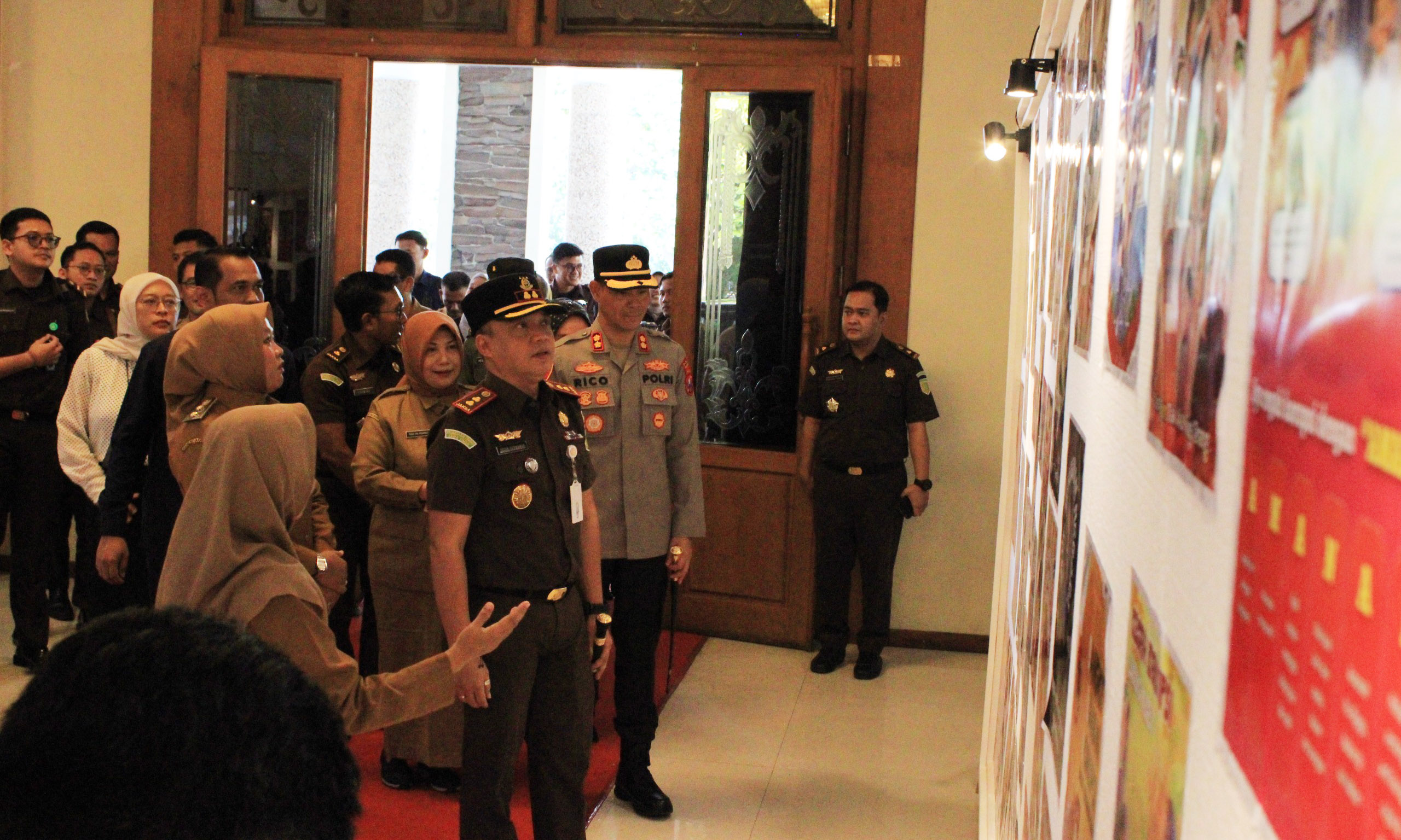 BERBAGI ILMU: Kejari Kota Probolinggo Dodik Hermawan melihat sejumlah karya di Disdikbud Kota Probolinggo, Selasa (26/8).