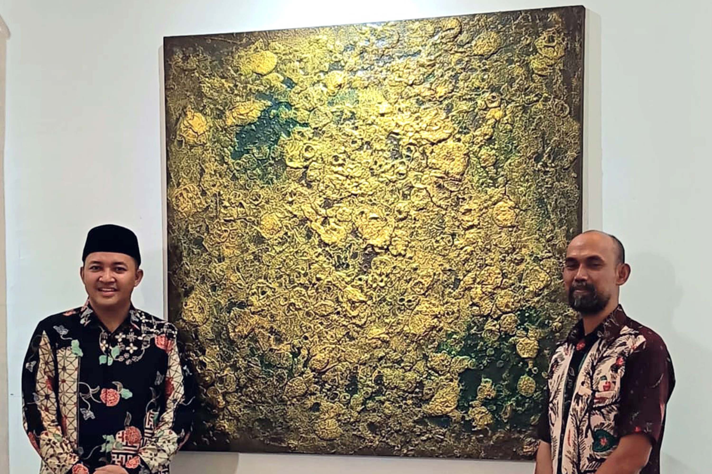 BONGKAHAN: Tony Ja&rsquo;far berpose bareng Bupati Pasuruan Mas Rusdi dan karyanya berjudul &ldquo;Bongkahan&rdquo; dalam pameran bertajuk Sukaria Ketahanan  Pangan di KUTT Grati.