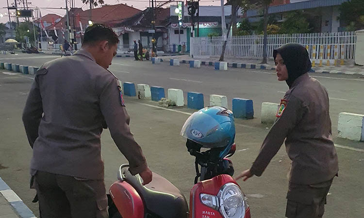 MELANGGAR: Sebuah motor yang terparkir liar. Pemilik kendaraan seenaknya memarkir di area kanstin Alun-Alun Pasuruan dan di zebra cross, Minggu (24/8) pagi.