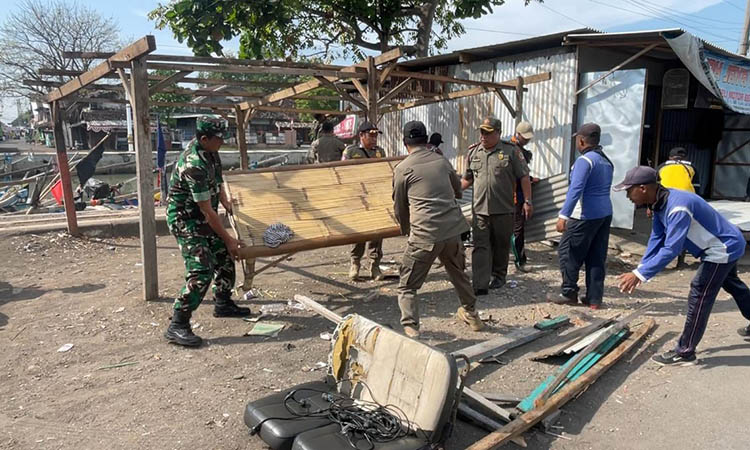 SUDAH DIPERINGATI: Penertiban yang dilakukan Satpol PP bersama lintas instansi di sepanjang kawasan Pelabuhan pasuruan, Senin (25/8) pagi.