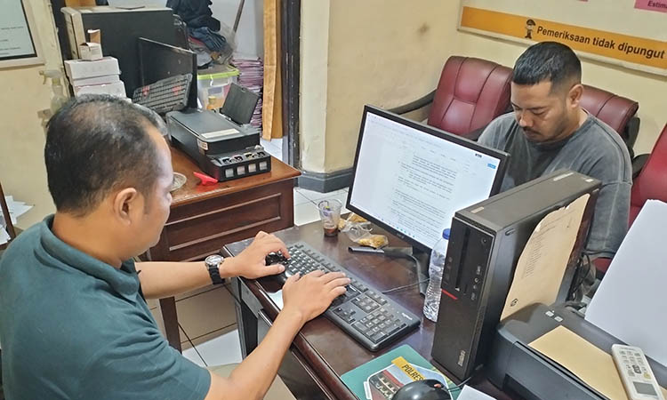 PASRAH: Tiara Oliver Sembolon (kanan), tersangka kasus tipu gelap saat diperiksa penyidik di Mapolsek Pandaan