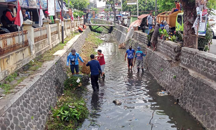 BERSIHKAN: Petugas Pasar Pandaan saat gotong royong untuk membersihkan sampah di sungai. Pembersihan ini dilakukan, agar sampah tak menggangu pemandangan dan juga aliran air.