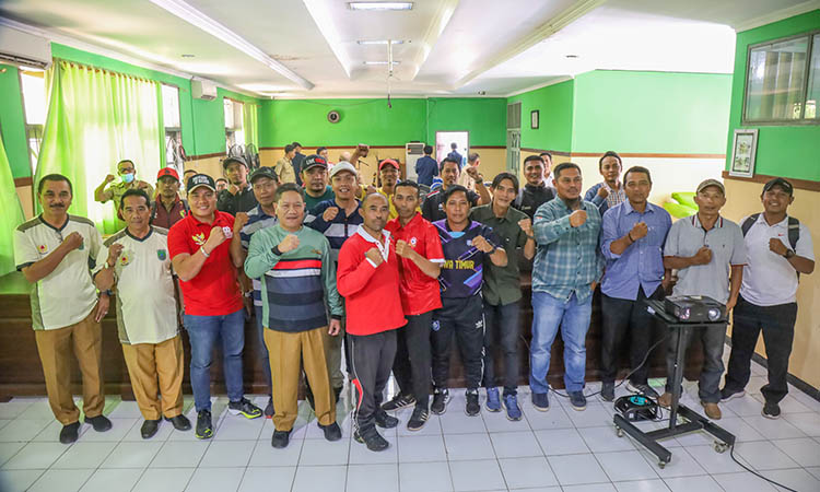 SIAP MENYUKSESKAN: Perwakilan 24 tim dan jajaran Dinas Pemuda dan Olahraga serta panitia Piala Bupati Pasuruan Superleague seusai technical meeting.