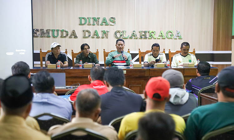 SAMAKAN PERSEPSI: Perwakilan dari 24 tim yang akan mengikuti Piala Bupati Pasuruan Super League 2025 mengikuti technical meeting di Aula Dispora, pagi kemarin.