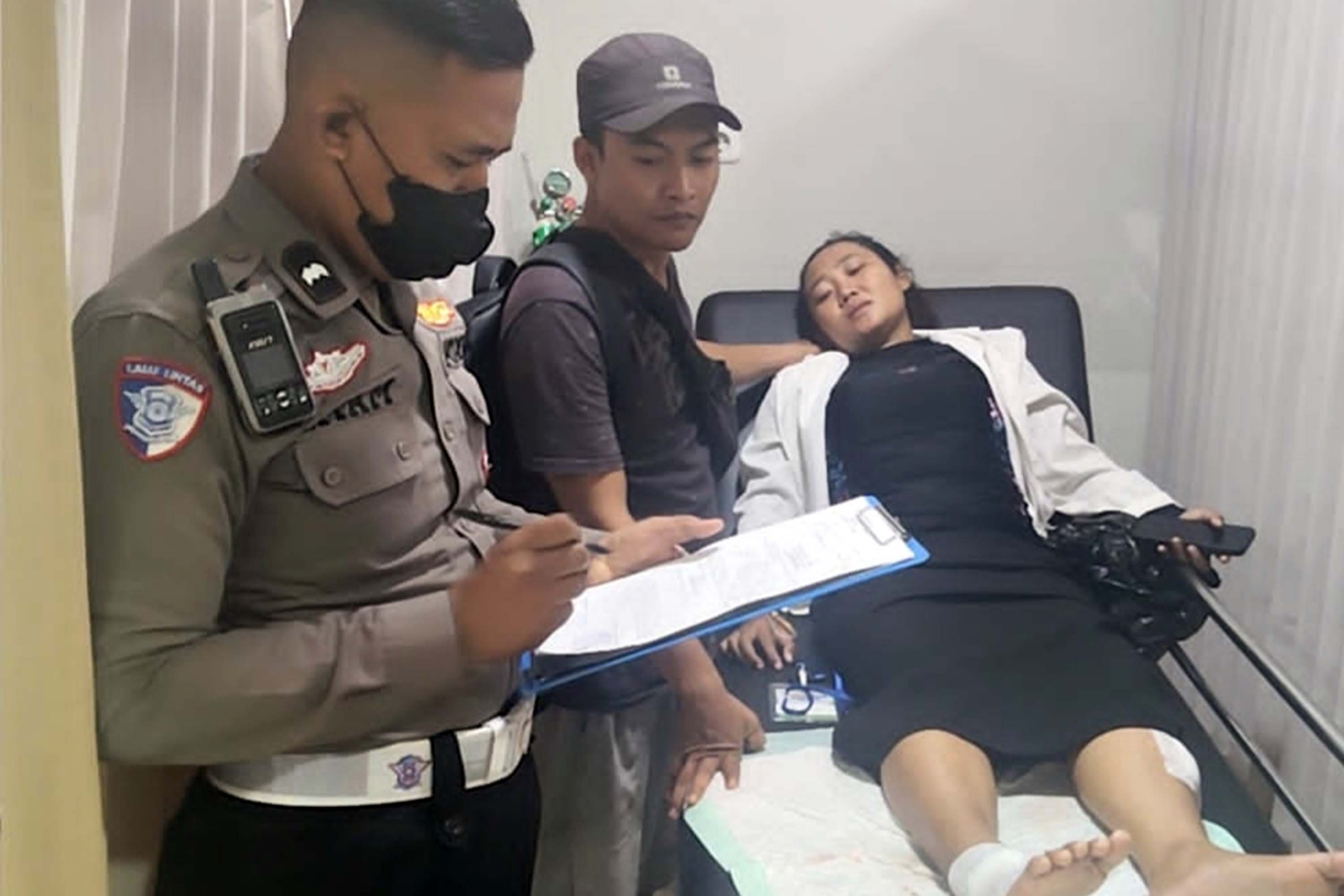 DIRAWAT: Nuril Ikrima, 28, saat menjalani perawatan di rumah sakit. Ia mengalami luka-luka usai kecelakaan yang menimpanya.