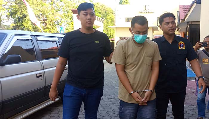 DIAMANKAN: Firman, 37, warga Kota Makassar, Sulawesi Selatan tersangka penipuan yang merugikan seorang pengusaha ikan asal Kota Probolinggo saat digelandang ke Polres Probolinggo Kota, Senin (25/8).