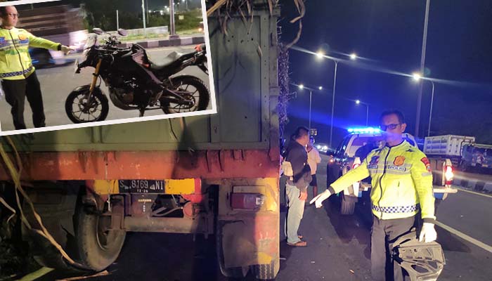 BARANG BUKTI: Kondisi truk dan motor yang terlibat tabrakan di Purwodadi, Kabupaten Pasuruan, Selasa dinihari (26/8).