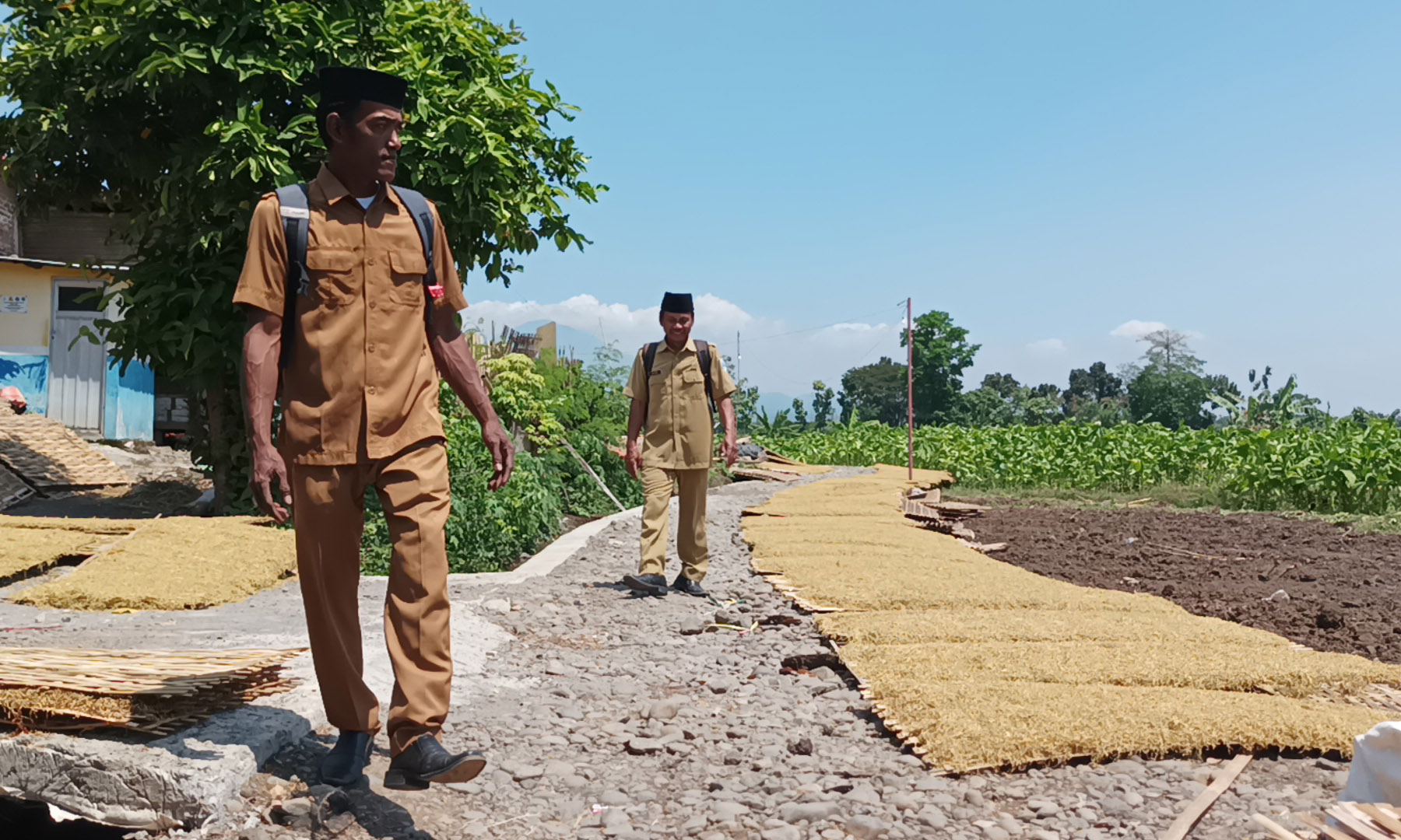 JALAN BARU: Sekretaris Desa Opo-Opo Sopyan (kanan) meninjau pembangunan jalan baru menuju Blok Madinah di Dusun Darungan.