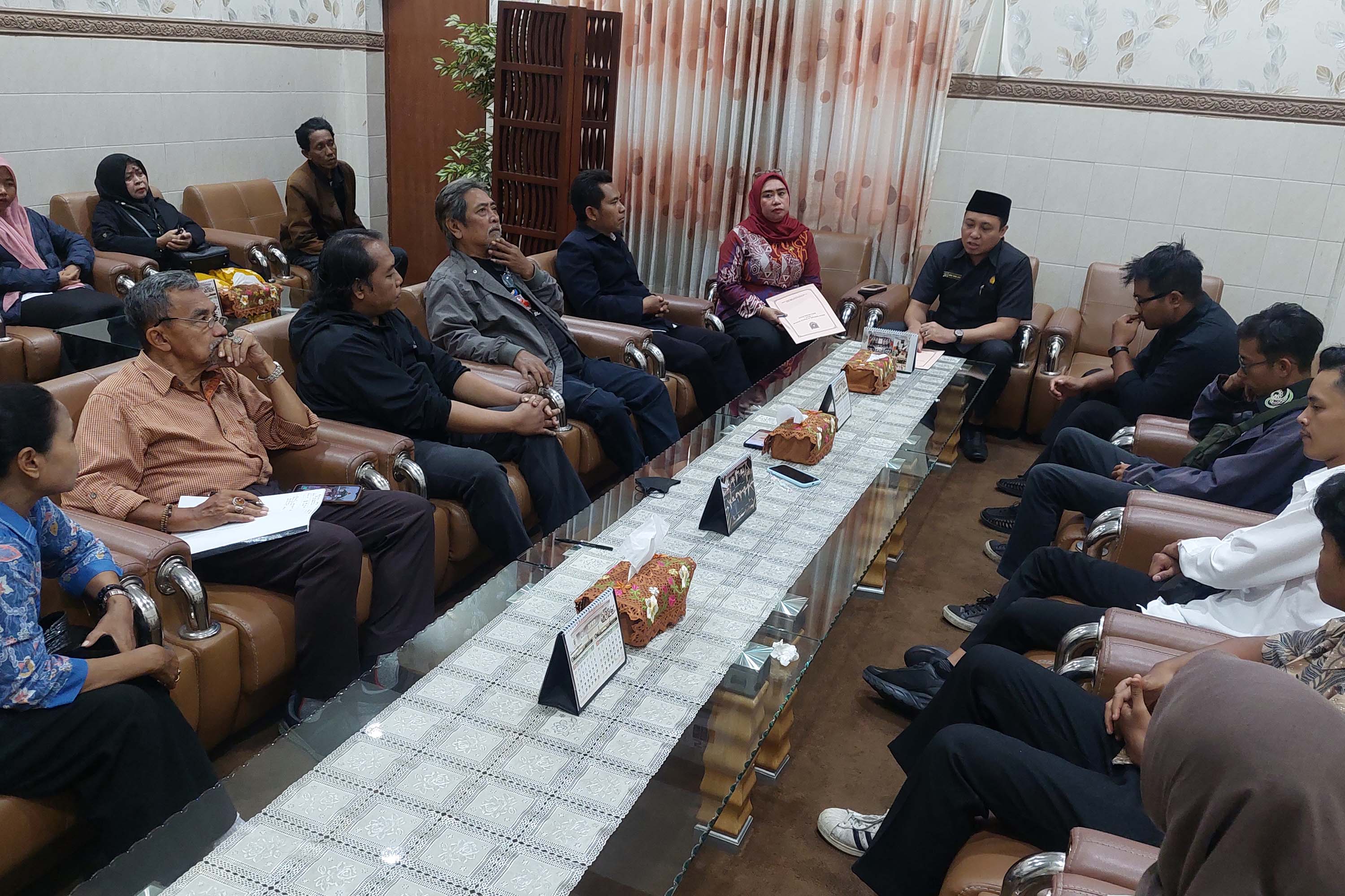 AUDIENSI: Anggota Dewan Kesenian Kota Probolinggo saat audiensi bersama wakil ketua DPRD Kota Probolinggo Abdul Mujib dan Santi Wilujeng.