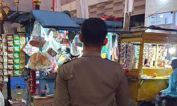 IMBAU: Petugas saat memberikan imbauan kepada PKL agar mematuhi aturan. Kenyataannya, masih banyak yang melanggar.