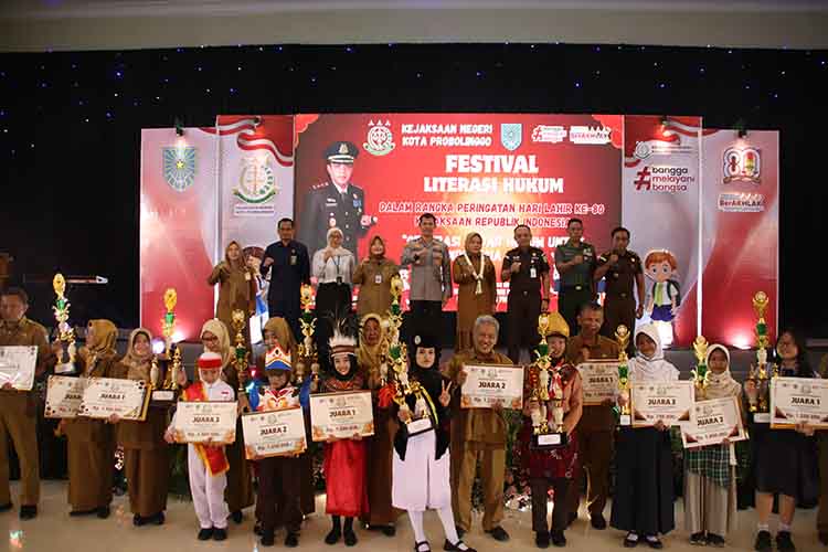 PEMENANG: Para pemenang lomba Festival Literasi Hukum &ldquo;Generasi Sadar Hukum untuk Indonesia Maju,&rdquo; tersenyum usai penyerahan penghargaan di Ballroom Paseban Sena, Kota Probolinggo, Selasa (26/8).