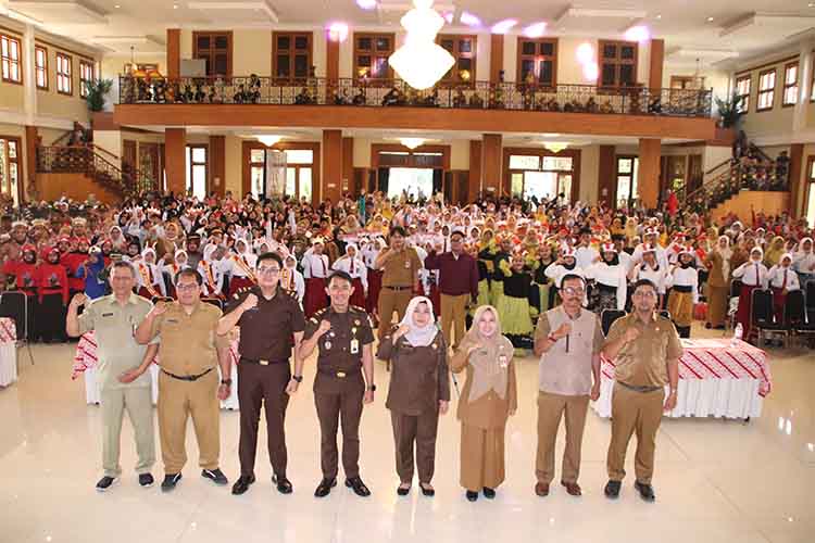 SINERGI: Sejumlah pejabat dan peserta Festival Literasi Hukum berfoto bersama usai pembukaan di Ballroom Paseban Sena, Kota Probolinggo, Senin (25/8).